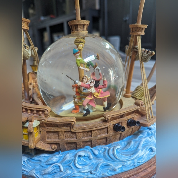 Rare Vintage Peter Pan And Captain Hook Musical Snow Globe - Picture 7 of 7